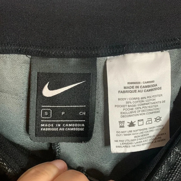 EUC women’s NIKE unique black and grey printed pullon cropped pants size small - Picture 3 of 9